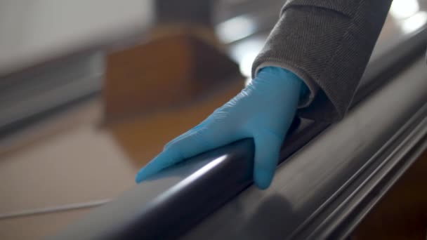 Mano en guante protector sosteniendo escalera mecánica barandilla — Vídeos de Stock