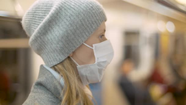 Portret van een vrouw in de metro — Stockvideo