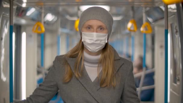 Mulher bonita em máscara no carro do metrô — Vídeo de Stock