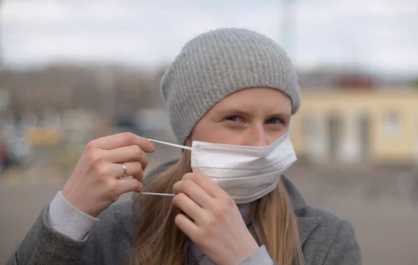 Zbliż Portret Młodej Przystojnej Kobiety Zakładającej Maskę Ochronną Zewnątrz Tle — Zdjęcie stockowe