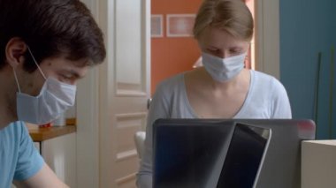 Evden çalışan çift.