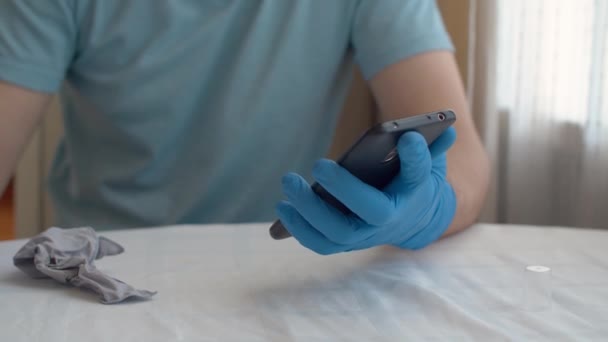 Mains masculines désinfectant téléphone mobile — Video