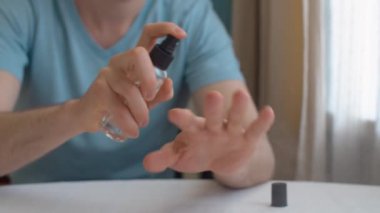 Adamın biri ellerine sıktı sıktı.