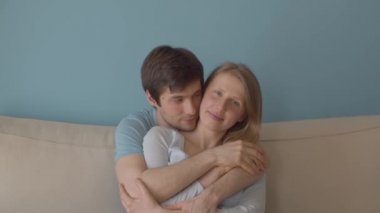 İyi bir aile birbirine aşık, sarılıp öpüşüyor.