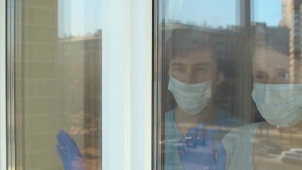 Tânăra familie trăgând pe fereastră — Videoclip de stoc
