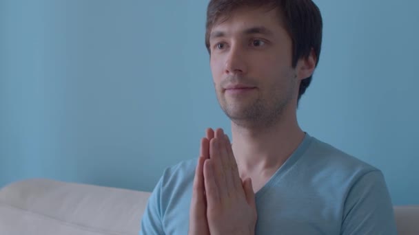 Портрет молодого медитирующего человека — стоковое видео
