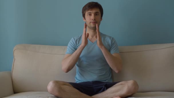 Junge hübsche Mann Meditation — Stockvideo