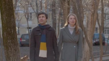 Şehirde yürüyen güzel bir çift.