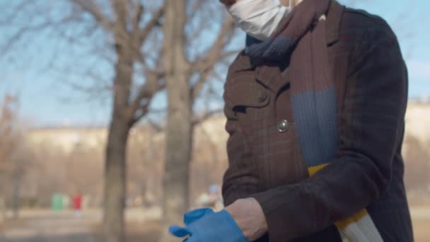 De man draagt beschermende handschoenen. — Stockvideo