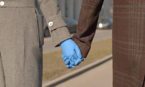 Закройте Руки Пары Голубых Латексных Перчатках Ходящих Время Эпидемии Коронавируса — стоковое фото