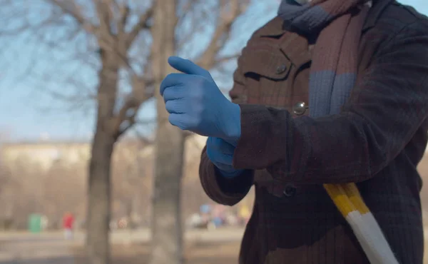Закройте Руки Молодого Человека Надевающего Защитные Перчатки Открытом Воздухе Городе — стоковое фото