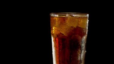 Kola kadehi dönüyor.