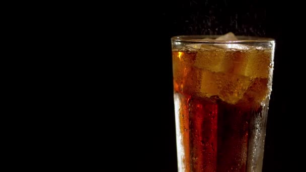 Volledig vermengd glas van cola gedraaid — Stockvideo