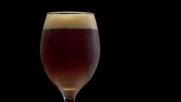 Macro cerveza oscura en un vaso — Vídeos de Stock