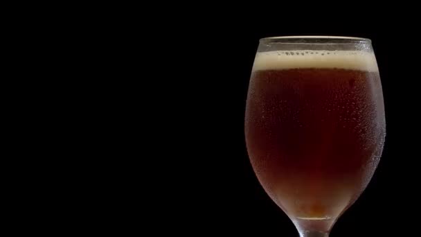 Macro dark beer in a glass — Stock Video