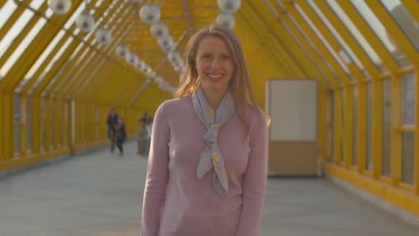 Mujer sonriente caminando dentro de un edificio moderno — Vídeos de Stock