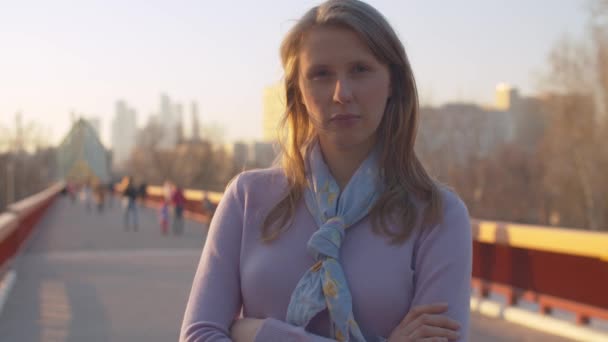 Belo retrato da mulher no pôr do sol — Vídeo de Stock