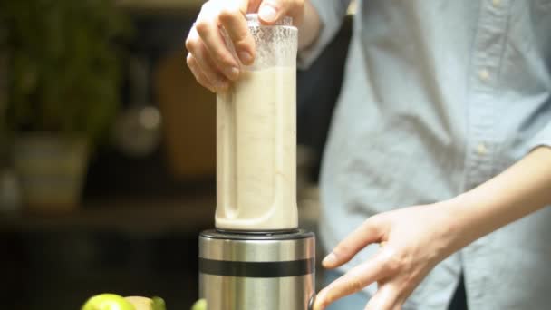 Mãos femininas cozinhar leite de amêndoa — Vídeo de Stock