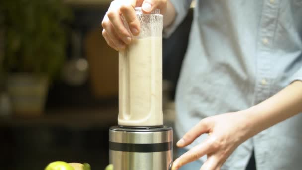 Manos femeninas cocinando leche de almendras — Vídeos de Stock