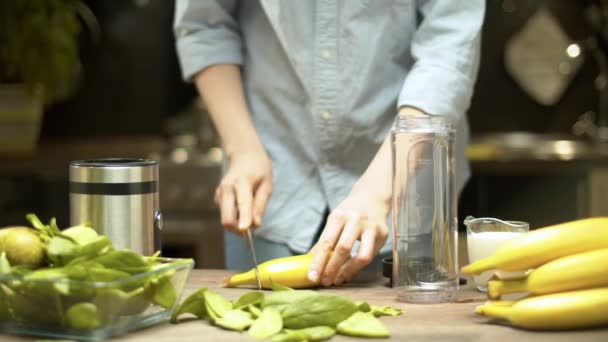 Cocinar batidos en la cocina — Vídeos de Stock