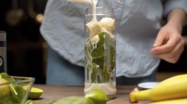 Kadın elleri smoothie yapıyor.
