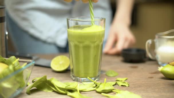 Vaso de batidos verdes — Vídeo de stock