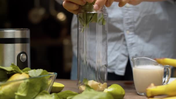 Tangan wanita membuat smoothie — Stok Video