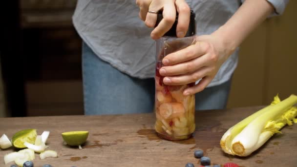 Kvinnliga händer matlagning smoothies — Stockvideo