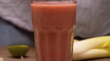 Masada bir bardak meyve püresi