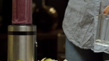 Kadın elleri smoothie 'leri karıştırıyor