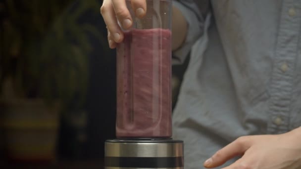 Mains féminines mélangeant smoothies — Video