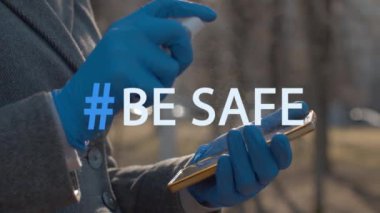 Etiket akıllı telefonu sterilize eden ellerin üzerinde güvende ol