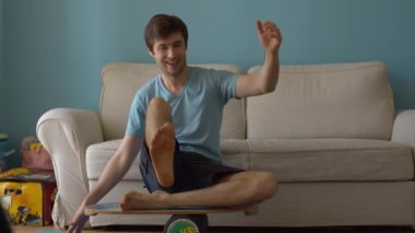 Denge için güvertede oturan adam.