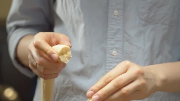 Preparing banana smoothies — Stock Video