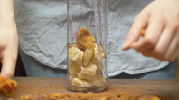 Γυναικεία χέρια μαγείρεμα smoothies — Αρχείο Βίντεο