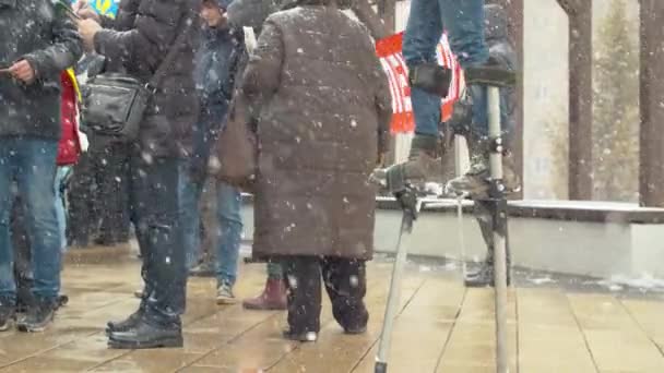 Fille sur pilotis à un rassemblement — Video