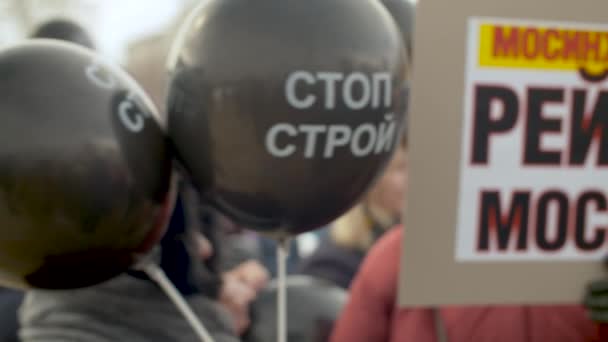 Multidão desfocada em protesto em Moscou — Vídeo de Stock