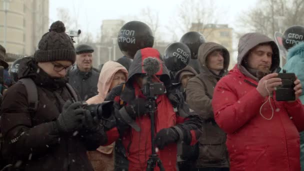 Novináři natáčí rally — Stock video