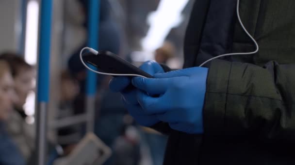 Mão na luva protetora com telefone inteligente — Vídeo de Stock
