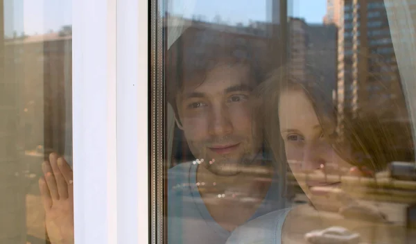 Ein Junges Glückliches Verliebtes Paar Schießt Aus Dem Fenster Sie — Stockfoto