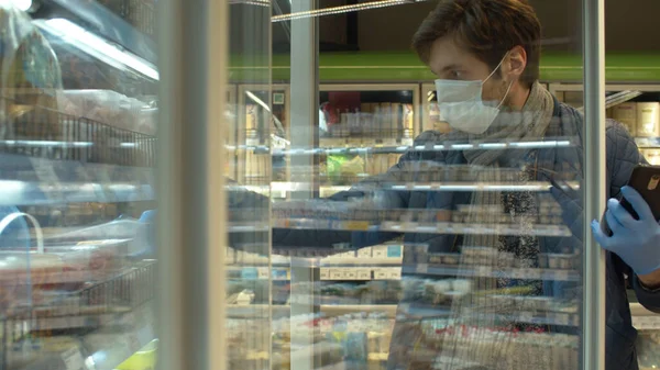 Молодой Красивый Мужчина Защитной Маске Перчатках Супермаркете Забирает Продукты Холодильника — стоковое фото