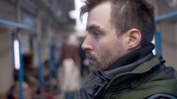 Portrait d'un homme dans une voiture de métro — Video