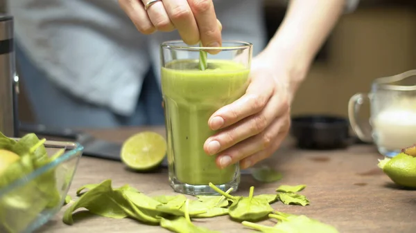 Sluit Een Glas Groene Smoothies Tafel Vrouwelijke Handen Mengen Het Stockafbeelding