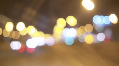 Gece bulanık şehir trafik ışıkları. Soyut arkaplan. Otobanda renkli araba ışıkları..