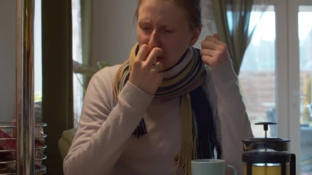 Młoda Kobieta Czuje Się Zablokowany Nos Podczas Zimna Grypy Rozpylanie — Wideo stockowe