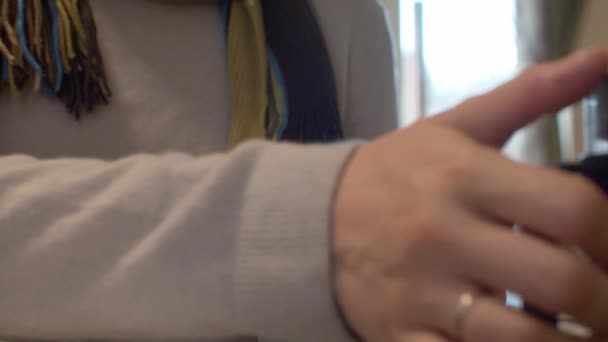 Kadının Ellerini Kapat Fincana Çay Dök Grip Olan Kadın Sıcak — Stok video