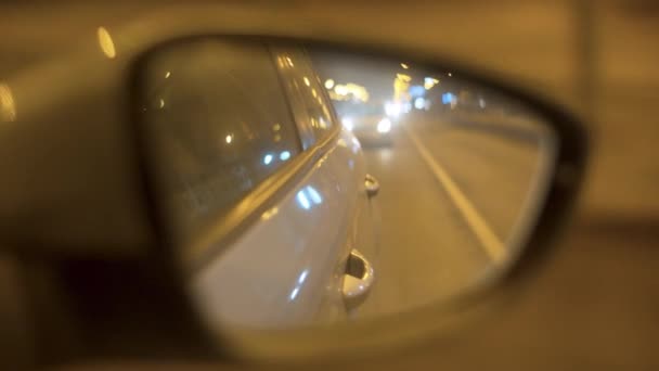 Nattlig Motorväg Backspegeln Den Rörliga Bilen Nattkörning Synvinkel Pov Suddiga — Stockvideo