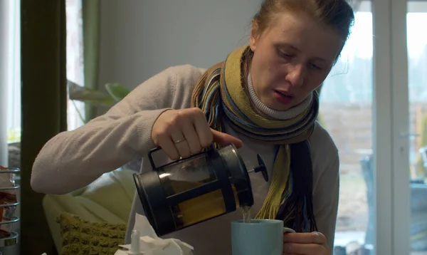 Женщина с гриппом пьет горячий чай — стоковое фото