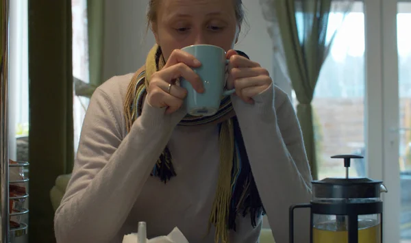 Женщина с гриппом пьет горячий чай — стоковое фото