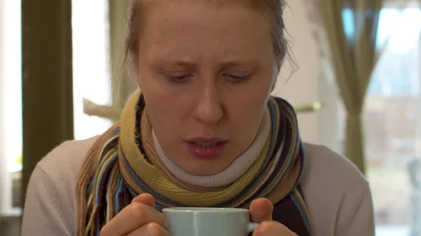 Больная женщина пьет горячий чай — стоковое фото